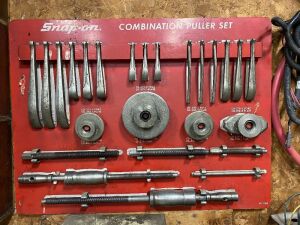 Snap-On combination puller set on display board