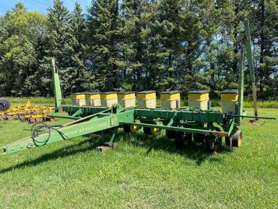 *JD 7000 planter 8 row 30"