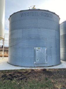 *Approx 4000-bushel Westeel flat bottom bin