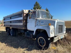 *1978 Ford 700 Tag axle grain truck