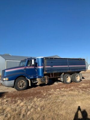*1989 IH 8900 T/A Grain Truck